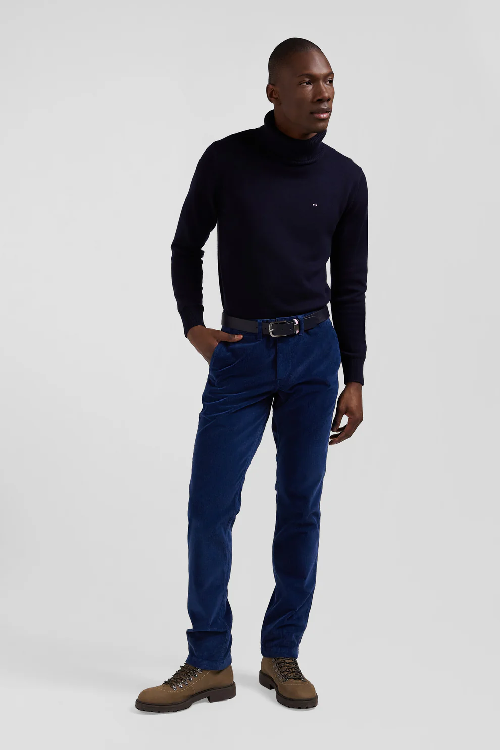 Featured image for “Pantalon chino en coton velours stretch bleu coupe Regular Eden Park”