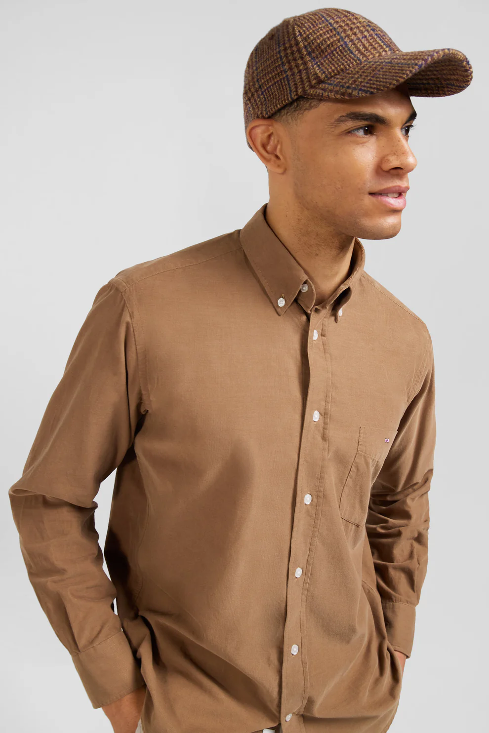 Featured image for “Chemise en coton uni camel col boutonné et poche poitrine coupe Regular Eden Park”