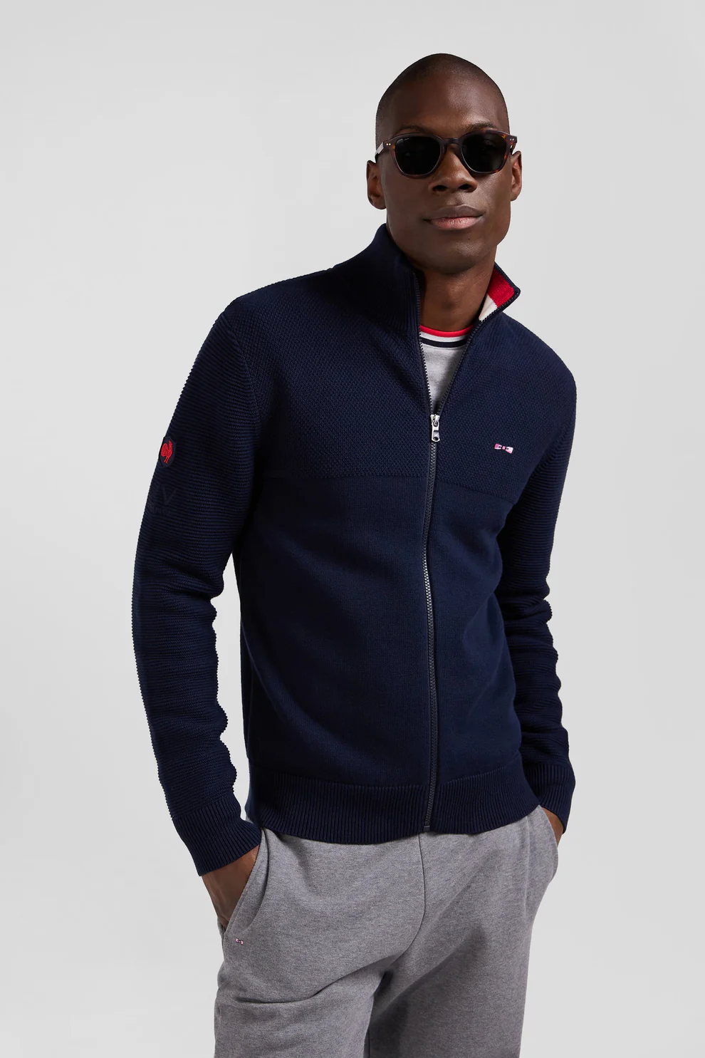 Featured image for “Cardigan zippé XV de France en coton bleu marine coupe Regular Eden Park”