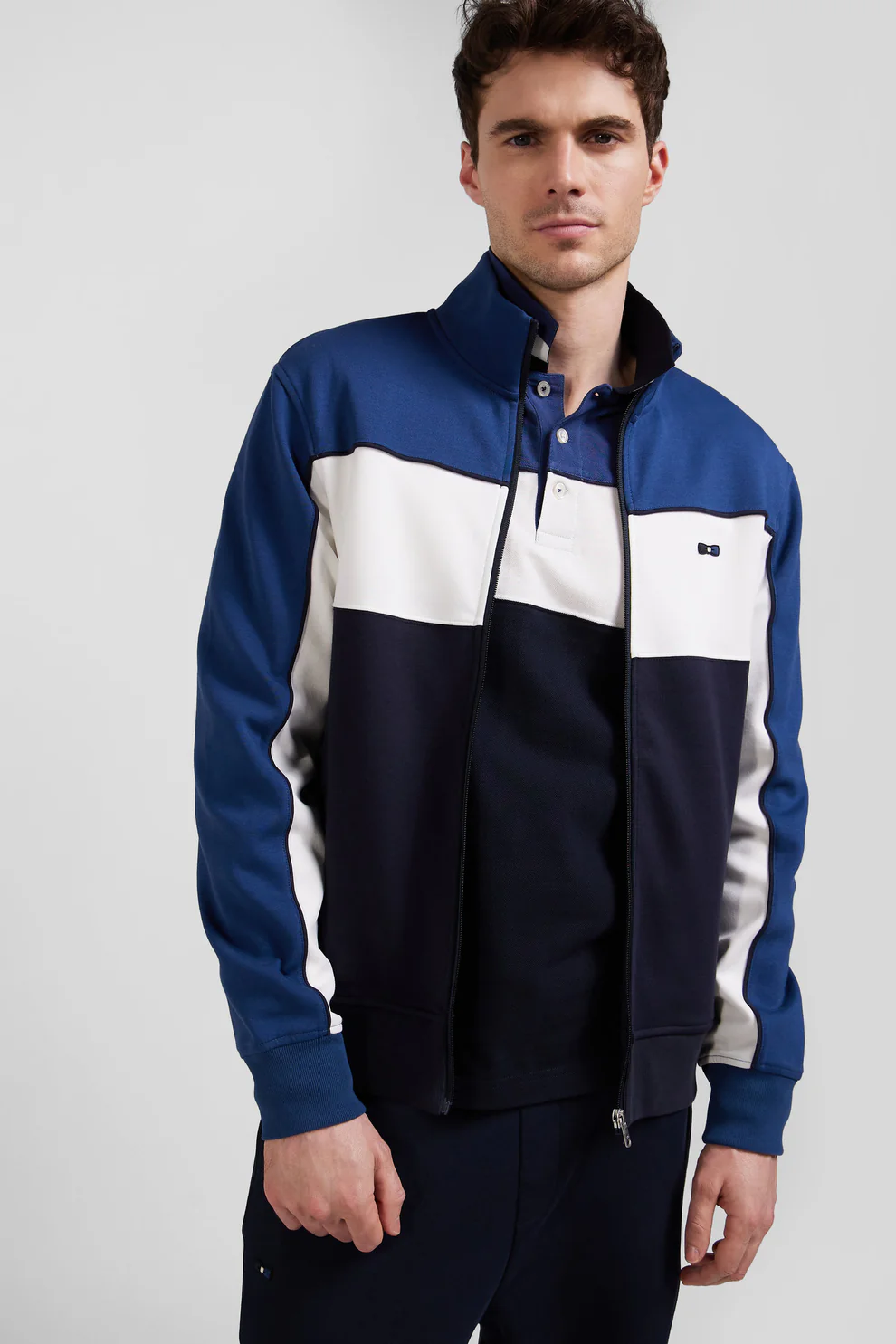 Featured image for “Sweatshirt zippé tricolore en coton mélangé bleu coupe Regular Eden Park”