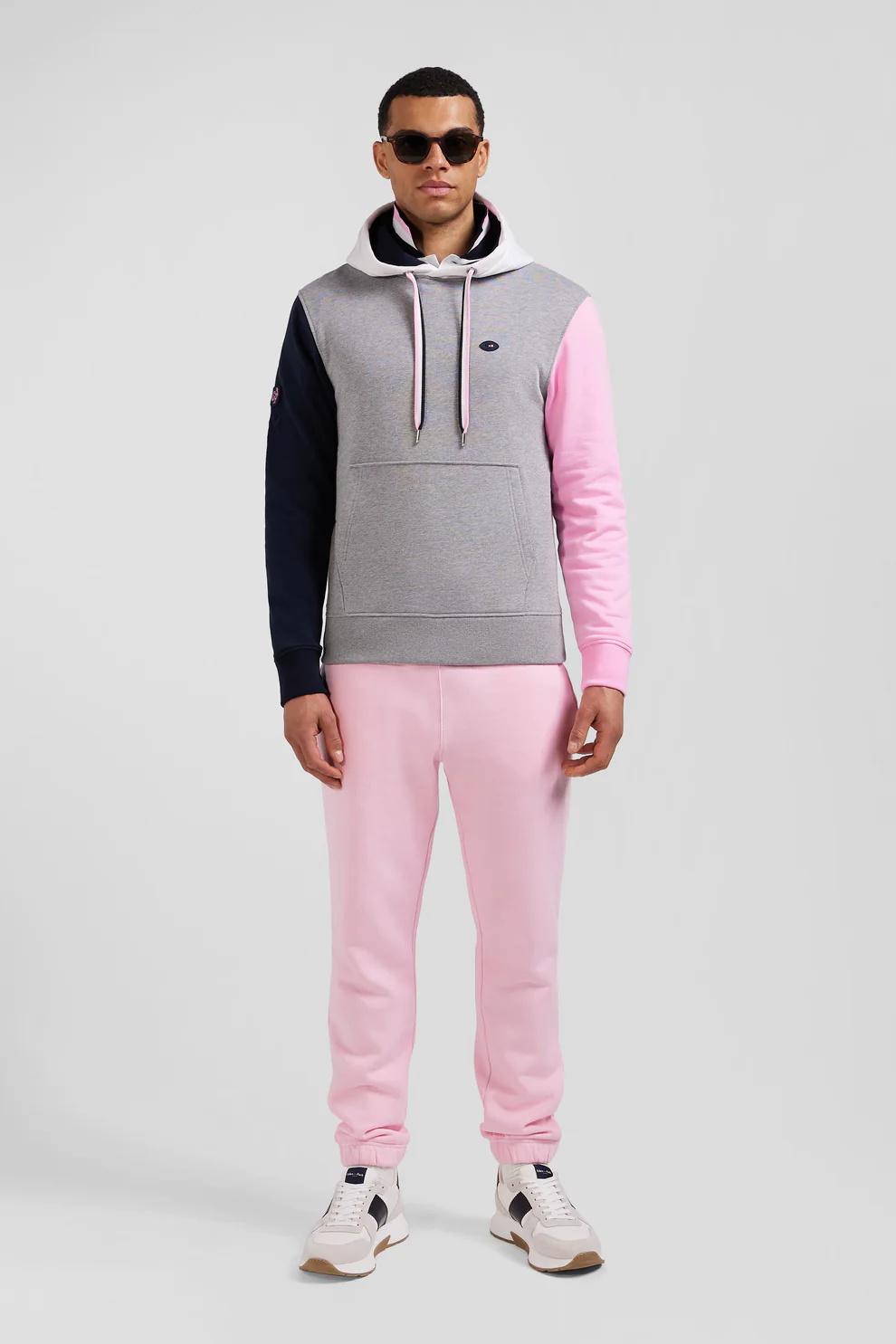 Featured image for “Sweatshirt à capuche colorblock en coton gris XV de France coupe Regular Eden Park”