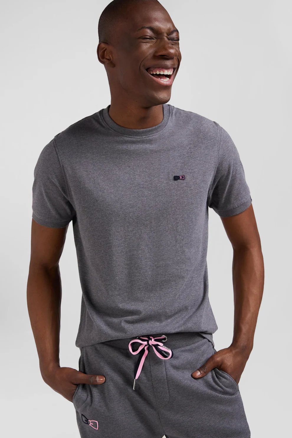 Featured image for “T-shirt manches courtes en coton gris coupe Regular broderie emblème Eden Park”