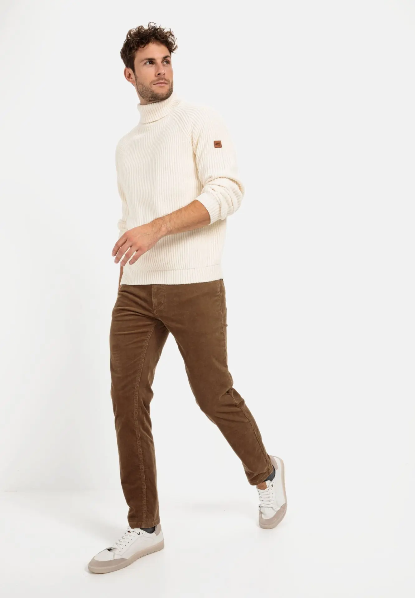 Featured image for “Pantalon en velours côtelé à 5 poches coupe régulière Camel Active”