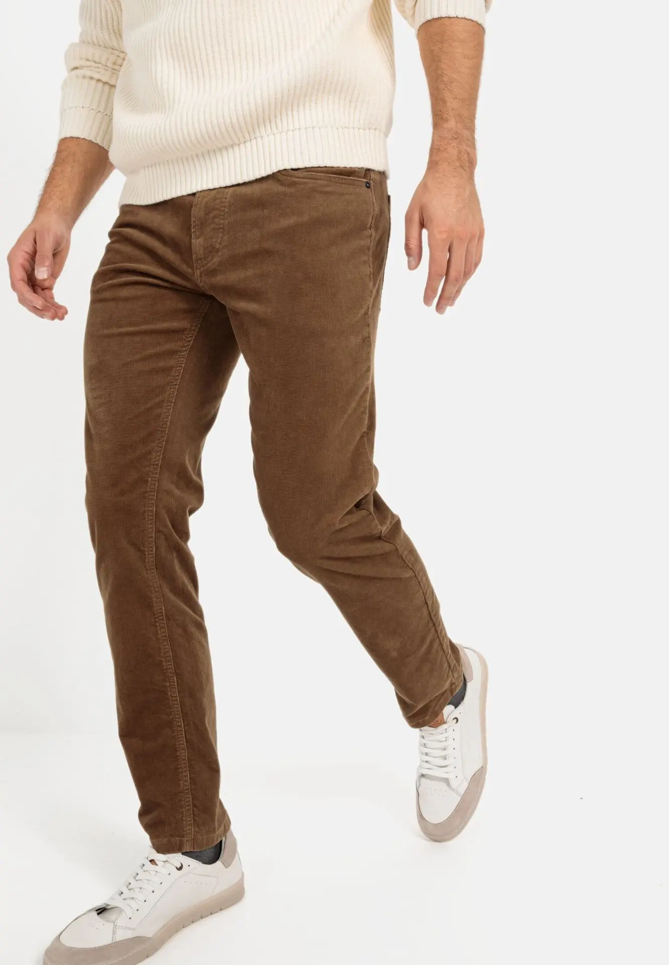 Featured image for “Pantalon en velours côtelé à 5 poches coupe régulière Camel Active”