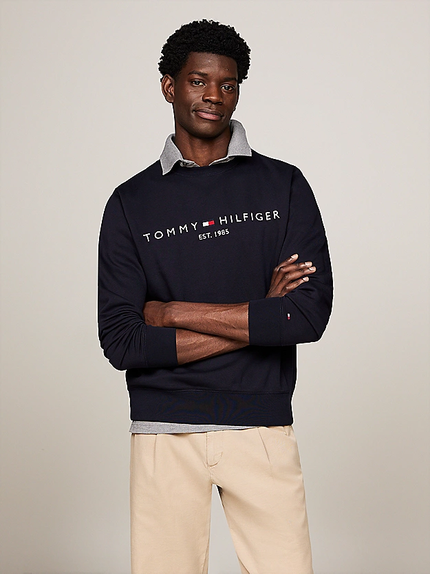 Featured image for “Pull à col en V arrondi et logo brodé Tommy Hilfiger”