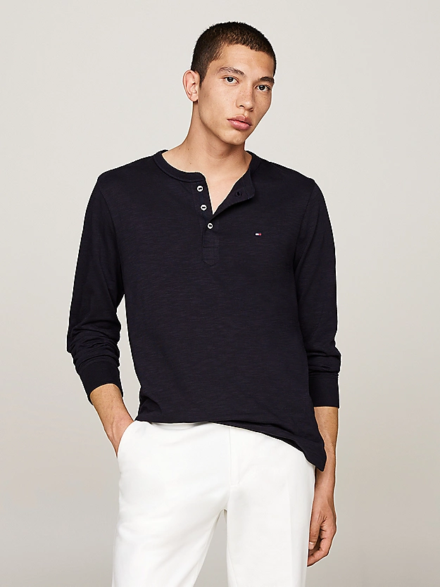 Featured image for “T-shirt Henley texturé à manches longues Tommy Hilfiger”