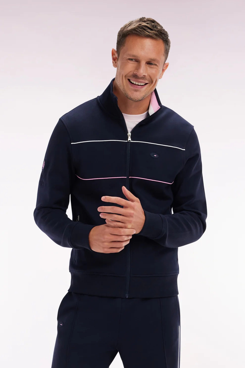 Featured image for “Sweatshirt zippé en coton stretch marine passepoil contrastés coupe droite Eden Park”