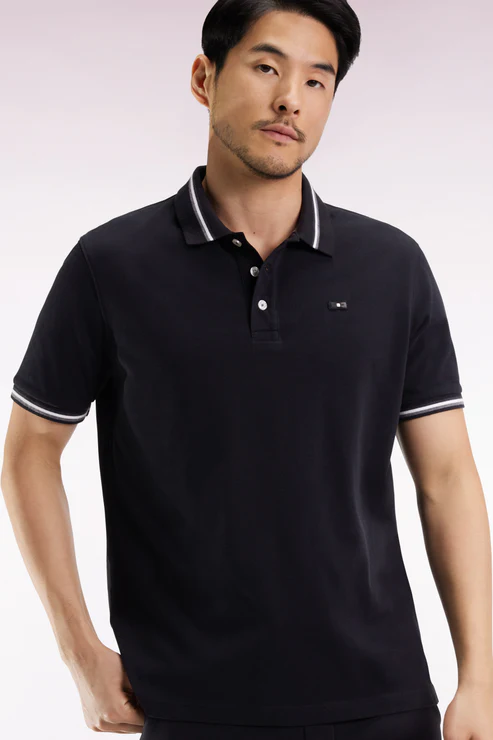 Featured image for “Polo manches courtes en coton noir détails rayés coupe ample Eden Park”