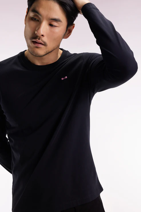 Featured image for “T-shirt col rond à manches longues en coton noir Eden Park”