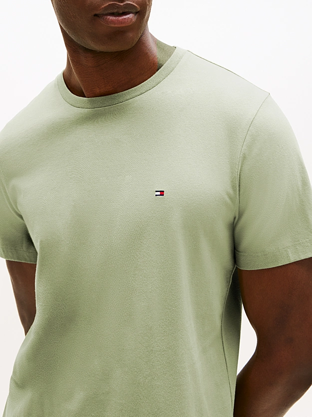 Featured image for “T-shirt à col ras-du-cou et drapeau brodé Tommy Hilfiger”