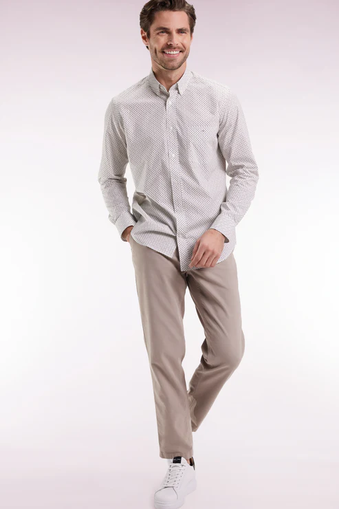 Featured image for “Chemise en coton blanc à micro-motifs nœuds papillon coupe droite Eden Park”