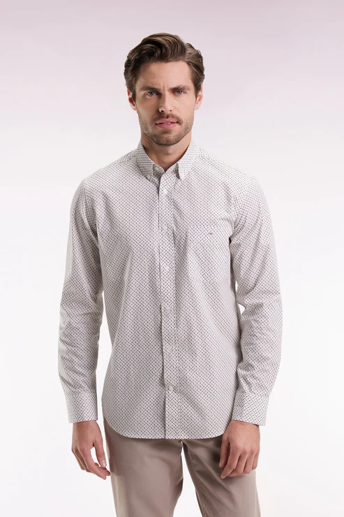 Featured image for “Chemise en coton blanc à micro-motifs nœuds papillon coupe droite Eden Park”