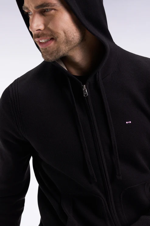 Featured image for “Pull à capuche zippé en coton noir coupe droite Eden Park”