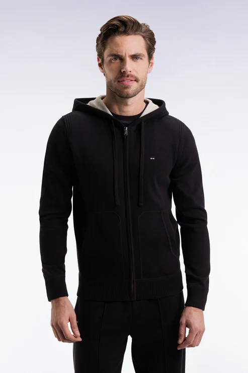 Featured image for “Pull à capuche zippé en coton noir coupe droite Eden Park”