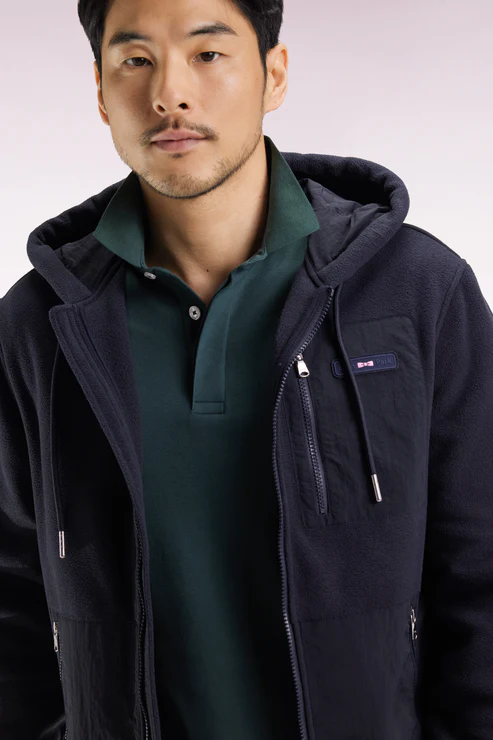 Featured image for “Sweatshirt zippé à capuche bimatière marine coupe droite Eden Park”