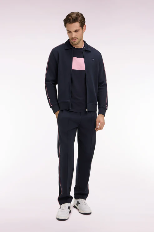 Featured image for “Jogging en coton mélangé marine coupe regular Eden Park”