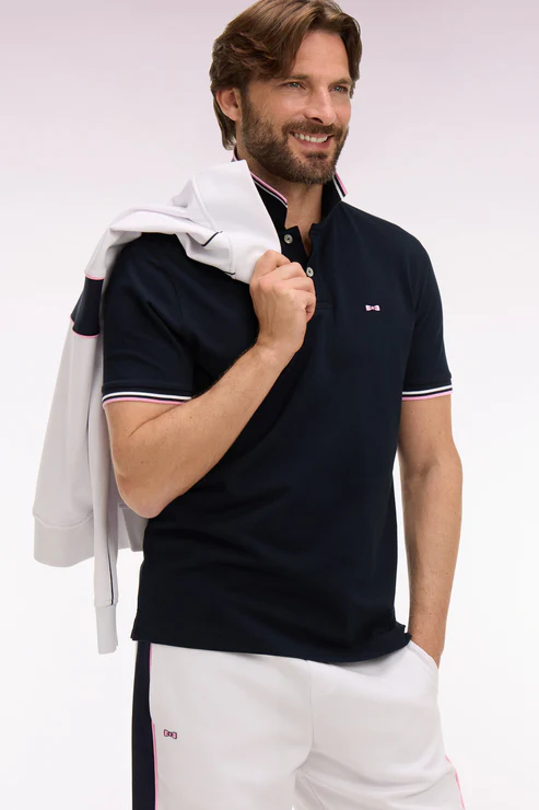 Featured image for “Polo manches courtes en coton marine détails rayés coupe regular Eden Park”