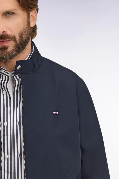 Featured image for “Blouson à col motard en nylon marine Eden Park”