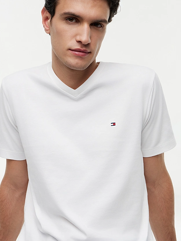 Featured image for “T-shirt à col en V blanc et drapeau brodé Tommy Hilfiger”
