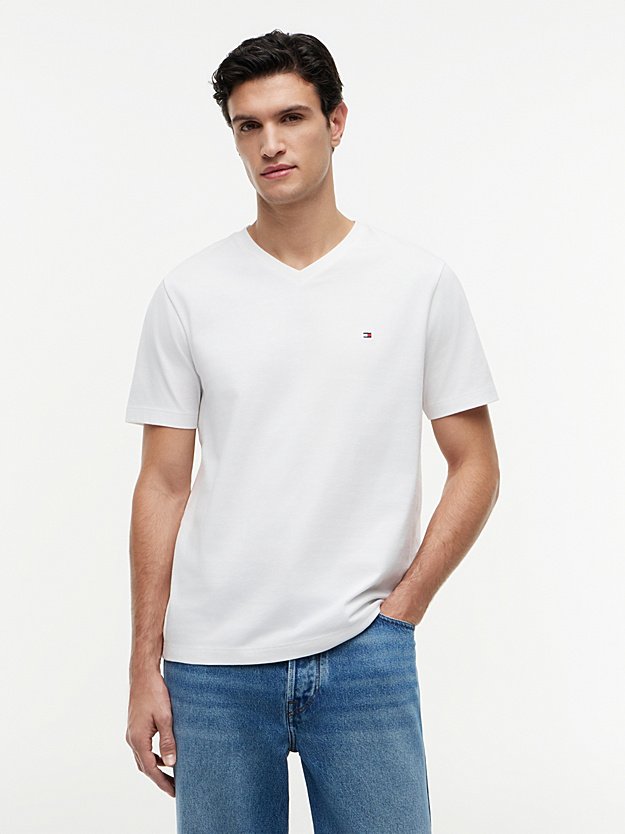Featured image for “T-shirt à col en V blanc et drapeau brodé Tommy Hilfiger”