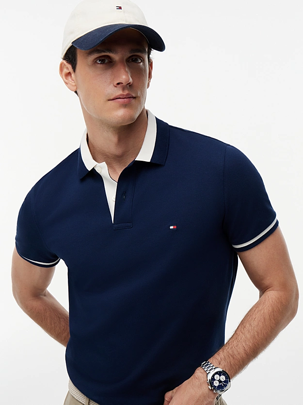 Featured image for “Polo coupe standard à motif colour-block Tommy Hilifiger”
