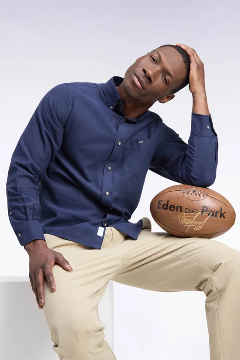 Featured image for “Chemise unie en coton marine coupe droite Eden Park”