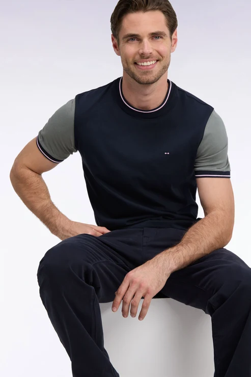 Featured image for “T-shirt manches courtes marine à manches vert olive coupe droite Eden Park”