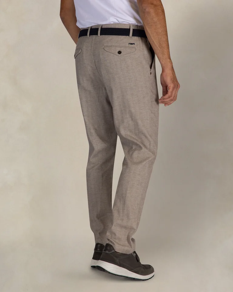 Featured image for “Chino extensible à chevrons écru wellington Nza”