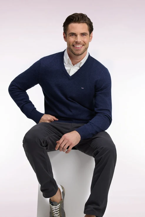 Featured image for “Pull col V en laine et coton bleu coupe droite Eden Park”