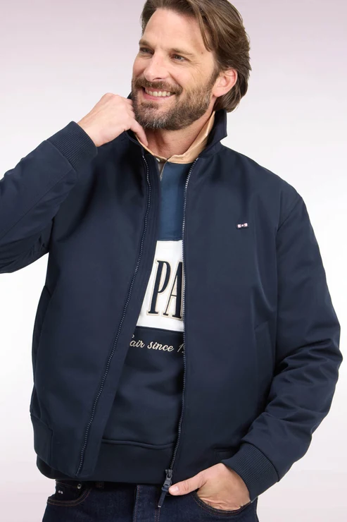 Featured image for “Blouson en nylon marine à bords-côtes coupe droite Eden Park”
