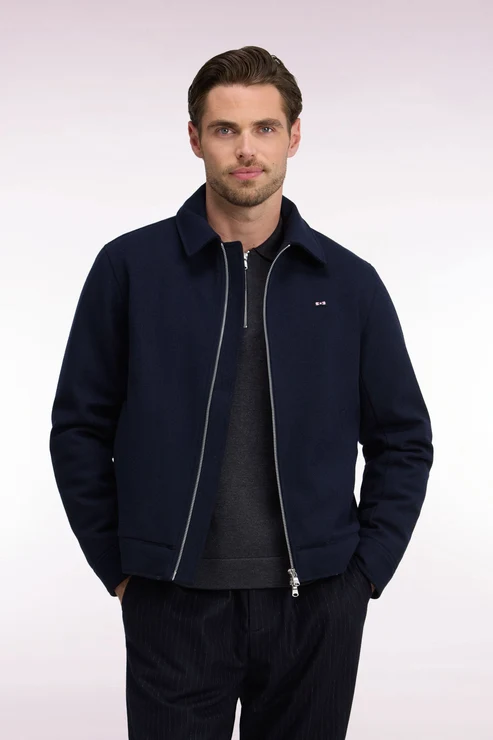Featured image for “Blouson en flanelle ouatinée marine coupe droite Eden Park”