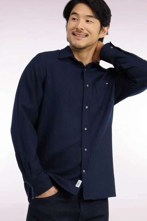 Featured image for “Chemise en flanelle rayée bleu marine coupe droite Eden Park”