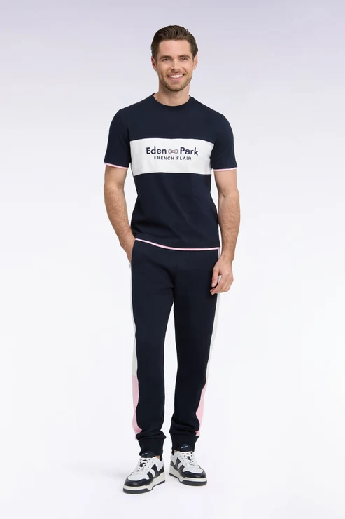 Featured image for “Pantalon de jogging en polaire bleu marine avec découpes de jambes contrastées, coupe droite Eden Park”