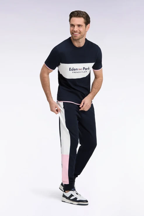 Featured image for “Pantalon de jogging en polaire bleu marine avec découpes de jambes contrastées, coupe droite Eden Park”